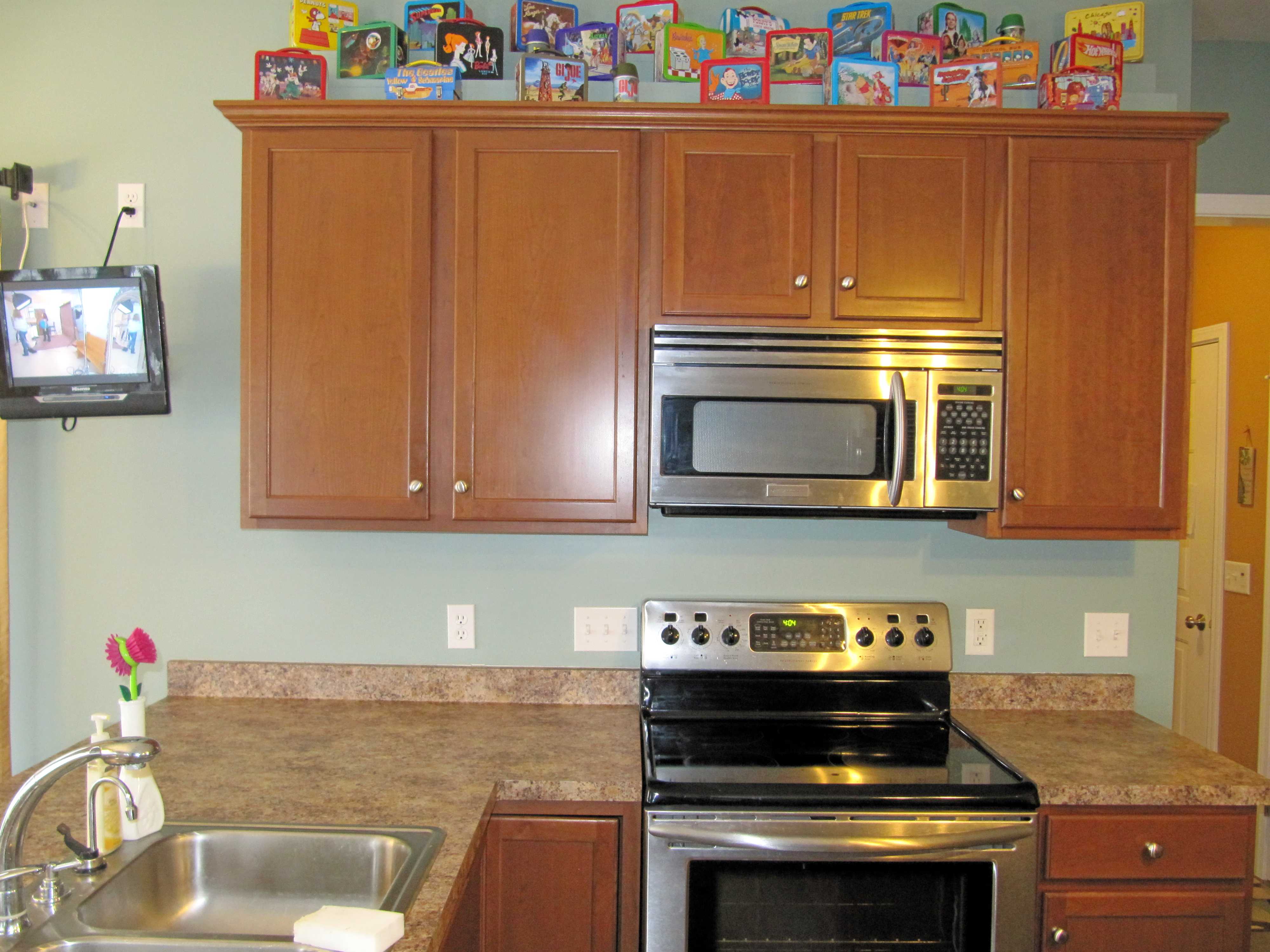 Plain kitchen wall, no backsplash Plain kitchen wall, no backsplash